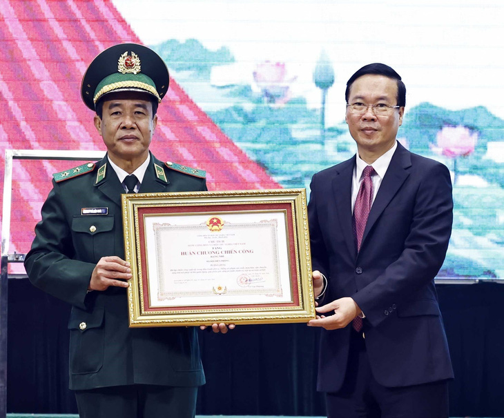 Chủ tịch nước Võ Văn Thưởng trao Huân chương Chiến công hạng nhì cho lực lượng Bộ đội biên phòng - Ảnh: TTXVN