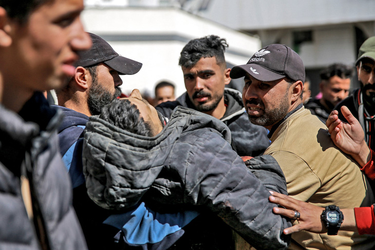 Một người dân Palestine bị thương được đưa khỏi hiện trường sau sự cố khi đang chờ nhận viện trợ ngày 29-2 - Ảnh: AFP