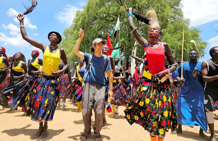 Nhảy múa cùng bộ lạc ở Nam Sudan - Ảnh: NVCC