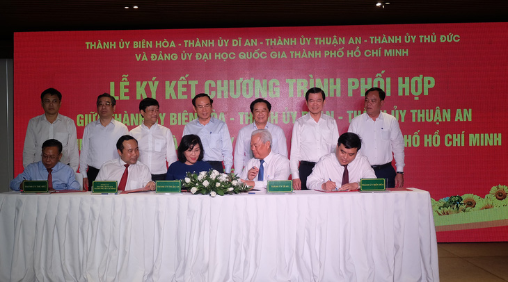 Lãnh đạo Thành ủy Biên Hòa, Dĩ An, Thuận An, Thủ Đức và Đại học Quốc gia TP.HCM ký kết phối hợp trong giai đoạn 2024 – 2025 - Ảnh: TIẾN LONG