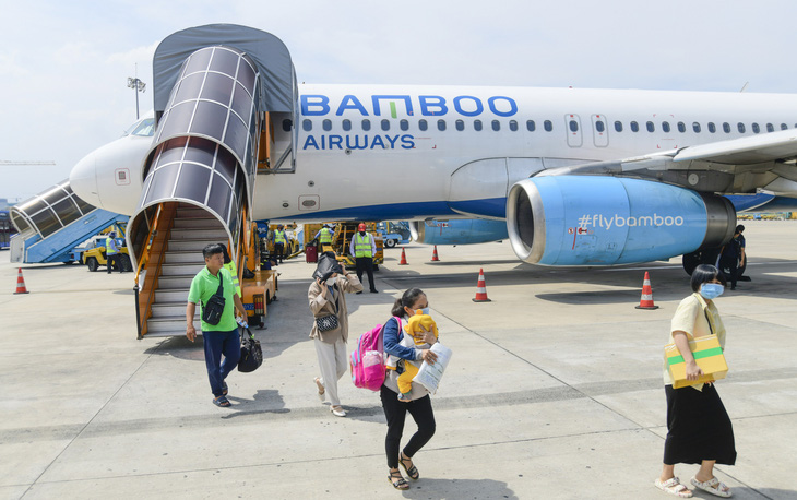 Hành khách xuống máy bay tại sân bay Tân Sơn Nhất (TP.HCM) - Ảnh: QUANG ĐỊNH