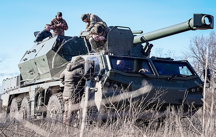 Các quân nhân Ukraine chiến đấu ở gần thị trấn Bakhmut (Donetsk) vào ngày 28-2 - Ảnh: Reuters
