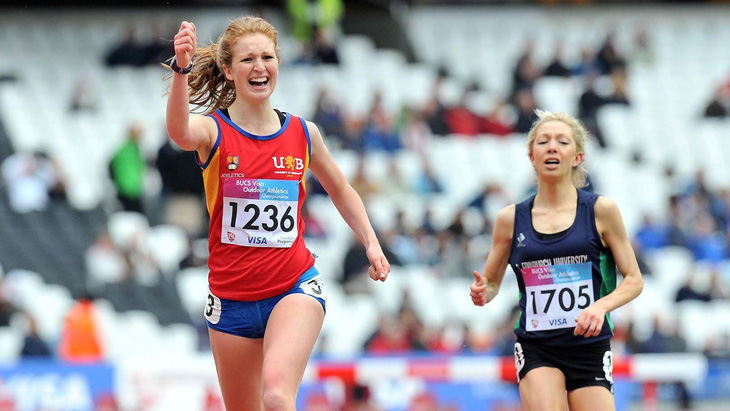 Pippa Woolven (trái) chiến thắng trong một cuộc thi chạy vượt chướng ngại vật 2000m nữ vào năm 2012 - Ảnh: REUTERS