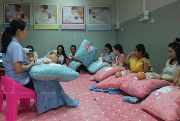 Một chuyên gia y tế đào tạo các bà mẹ tương lai ở tỉnh Khon Kaen, Thái Lan vào năm 2019 - Ảnh: BANGKOK POST
