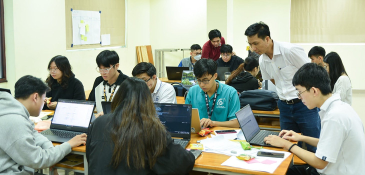 Sinh viên khoa hệ thống thông tin Trường đại học Công nghệ thông tin (Đại học Quốc gia TP.HCM) trong một buổi học về triển khai dự án IT với SCRUM - Ảnh: TRƯƠNG DŨNG