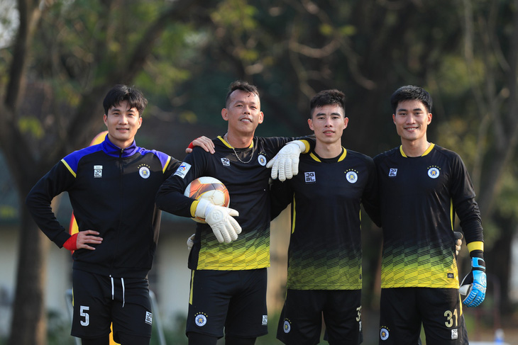 Thủ môn Tấn Trường (thứ 2 từ trái sang) cùng 3 thủ môn của CLB Hà Nội trước khi chia tay - Ảnh: HNFC