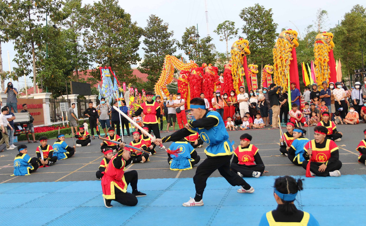Biểu diễn cờ người là một trong những hoạt động chào mừng kỷ niệm 25 năm thành lập TP Long Xuyên - Ảnh: Cổng TTĐT An Giang