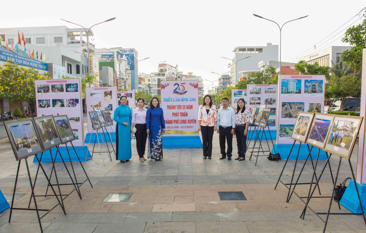 Lãnh đạo HĐND, UBND TP Long Xuyên tổng kết trao giải cho các tác phẩm tham gia triển lãm ảnh chào mừng kỳ niệm thành lập TP Long Xuyên - Ảnh: Cổng TT TPLX