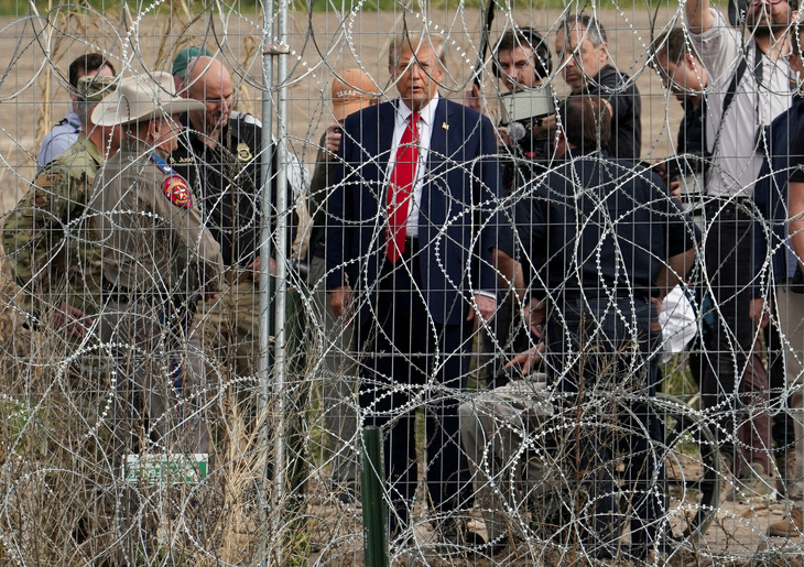 Ông Trump tại hàng rào biên giới trong bức ảnh được chụp từ phía Mexico ngày 29-2 - Ảnh: REUTERS