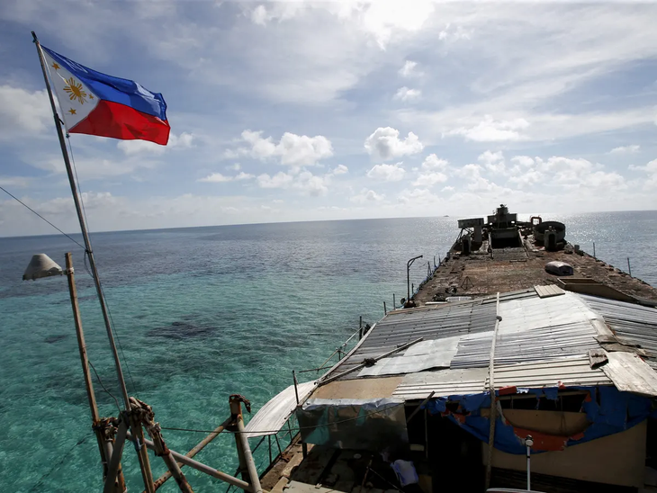 Chiếc tàu cũ kỹ của Philippines ngoài bãi cạn Scarborough. Ảnh: Reuters