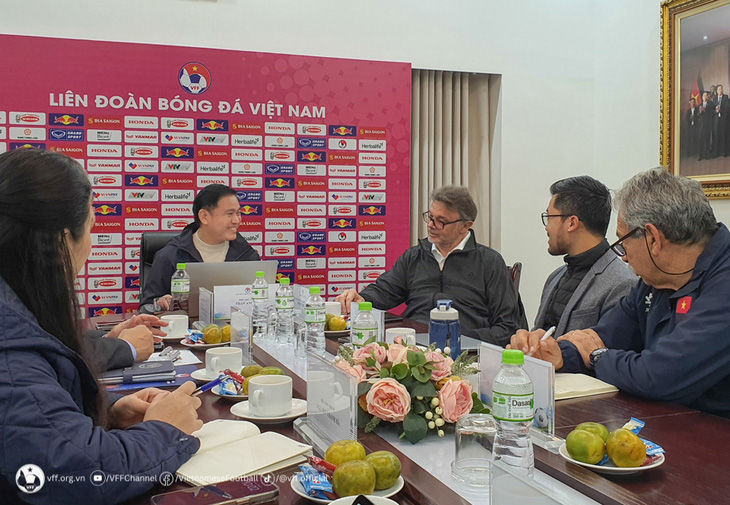 VFF và HLV Philippe Troussier họp bàn kế hoạch năm 2024 cho U23, đội tuyển Việt Nam - Ảnh: VFF