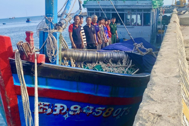8 ngư dân trên tàu cá Bình Định bị chìm sau va chạm với tàu hàng được tàu cá bạn ứng cứu kịp thời, đưa về bờ - Ảnh: Bộ đội biên phòng tỉnh Ninh Thuận cung cấp