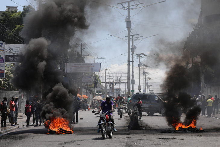 Cảnh tượng hỗn loạn giữa bối cảnh bạo lực leo thang từ các băng đảng đang tìm cách lật đổ Thủ tướng Haiti Ariel Henry ở Port-au-Prince, Haiti, ngày 7-3 - Ảnh: REUTERS