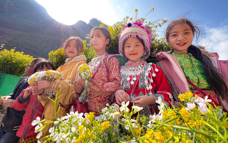 Mê mẩn những cung đường ngập tràn sắc hoa xuân ở Hà Giang