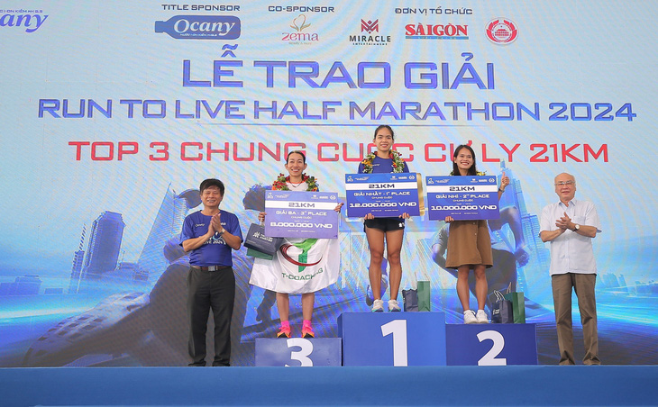 Hoàng Thị Ngọc Hoa (giữa), Phạm Thị Hồng Lệ (phải) lần lượt về nhất và nhì giải chạy Run to Live - Chạy vì cuộc sống 2024 - Ảnh: T.V.C.