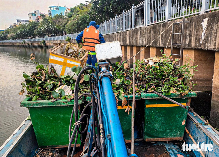 Nhân viên gom rác mé kênh Nhiêu Lộc - Thị Nghè ngày 10-3 - Ảnh: CTV