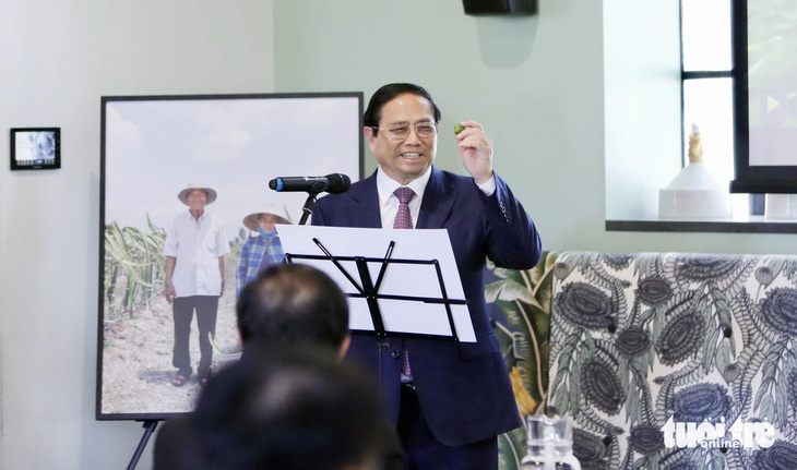 Thủ tướng Phạm Minh Chính thích thú với loại quả kiwiberry tại Trung tâm Nghiên cứu cây trồng và thực phẩm New Zealand ngày 10-3 - Ảnh: DUY LINH