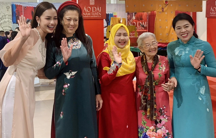 Hoa hậu Ngọc Châu (bìa trái) cùng các phu nhân tổng lãnh sự, nghệ sĩ Phi Điểu và đại biểu chụp hình lưu niệm - Ảnh: HOÀI PHƯƠNG