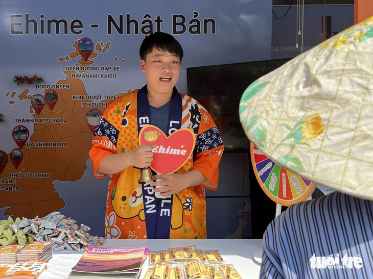 Tình nguyện viên giới thiệu về tiềm năng du lịch của tỉnh Ehime, Nhật Bản tại lễ hội - Ảnh: NGỌC ĐỨC