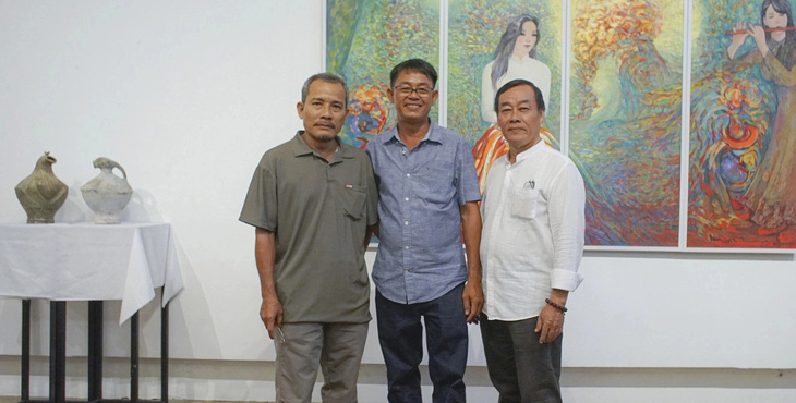 Từ phải sang: họa sĩ, nhà giáo Lê Đàn, Võ Văn Việt và Trần Chí Lý - Ảnh: H.VY