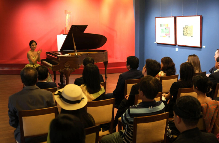 Khán giả vừa xem tranh vừa nghe piano được biểu diễn bởi chính người đang sở hữu bộ sưu tập - Ảnh:M.V