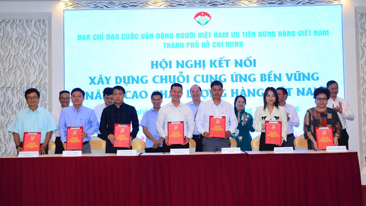 Saigon Co op ký kết biên bản ghi nhớ hợp tác cùng 6 đối tác kinh doanh - Ảnh: HỒNG CHÂU