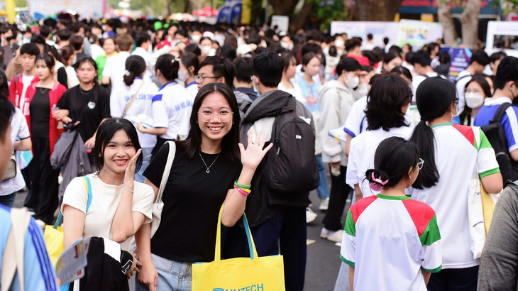 Khoảng 15.000 học sinh, phụ huynh các tỉnh miền Tây hào hứng dự Ngày hội tư vấn tuyển sinh - hướng nghiệp diễn ra tại thành phố Cần Thơ - Ảnh: DUYÊN PHAN