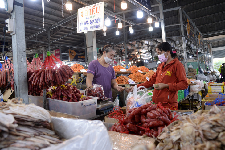 Người dân mua thực phẩm tại chợ đầu mối Bình Điền, TP.HCM - Ảnh: TỰ TRUNG
