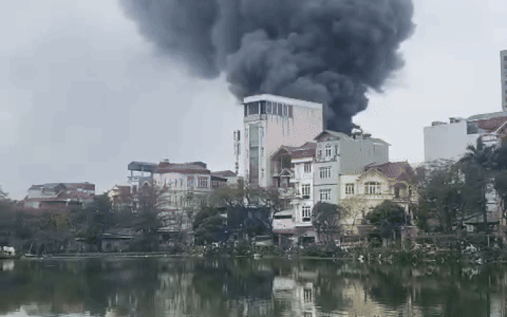 Cháy lớn ở Hà Nội, 2 nhà cháy rụi, 3 nhà bị cháy lan