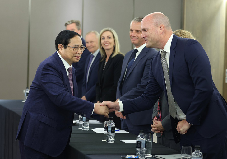 Thủ tướng Phạm Minh Chính bắt tay với đại diện một số doanh nghiệp tiêu biểu của New Zealand sáng 10-3 - Ảnh: DƯƠNG GIANG