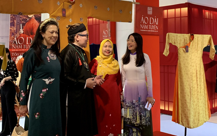 Từ trái qua: Phu nhân tổng lãnh sự Ý, nhà thiết kế Năm Tuyền, phu nhân tổng lãnh sự Indonesia, bà Ánh Hoa - giám đốc Sở Du lịch TP.HCM diện áo dài - Ảnh: HOÀI PHƯƠNG