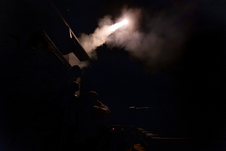 Khinh hạm HMS Richmond của Mỹ bắn tên lửa hạ UAV của Houthi trên Biển Đỏ, ngày 9-3 - Ảnh: REUTERS