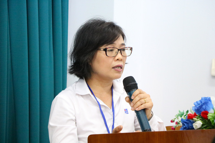 Bà Lưu Thị Hồng, phó viện trưởng Viện Vật liệu xây dựng, Bộ Xây dựng phát biểu tại hội thảo - Ảnh: CẨM NƯƠNG