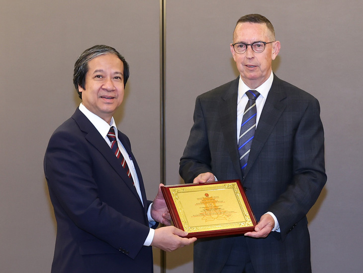 Bộ trưởng Bộ Giáo dục và Đào tạo Nguyễn Kim Sơn trao kỷ niệm chương cho giáo sư Neil Quigley - Ảnh: NHẬT BẮC