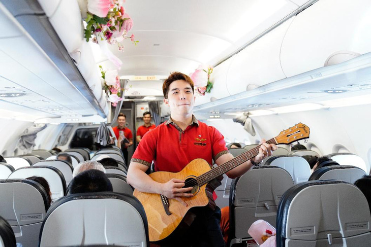 Nam tiếp viên Vietjet hòa giọng hát tặng khách nữ trên chuyến bay ngày 8-3- Ảnh 2.