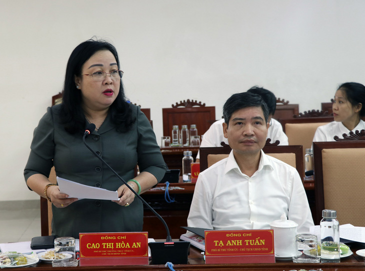 Bà Cao Thị Hòa An - phó bí thư thường trực Tỉnh ủy Phú Yên - báo cáo tại hội nghị - Ảnh: VĂN VINH