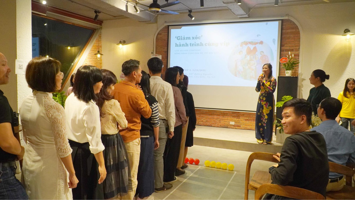 Chị Nguyễn Thị Thu Ngân - thành viên CLB Live Village Coaching - hướng dẫn các cha mẹ tham gia một hoạt động tương tác