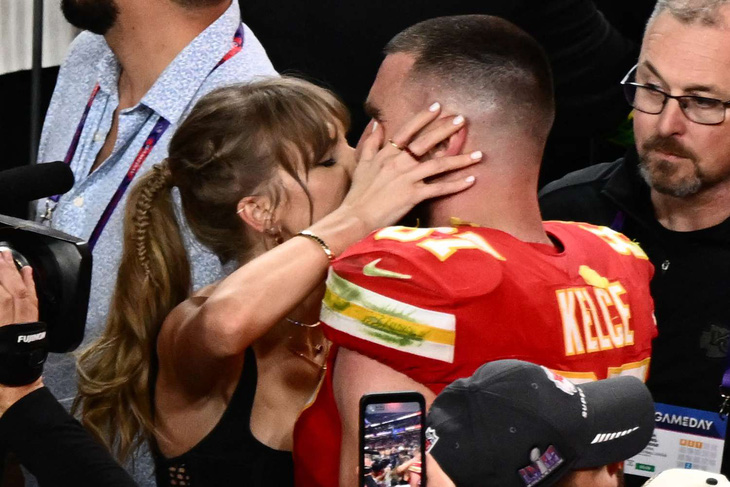 Nụ hôn nồng thắm của Taylor Swift và Travis Kelce tại chung kết Super Bowl, sau khi đội của Travis Kelce giành chức vô địch - Ảnh: GETTY IMAGES
