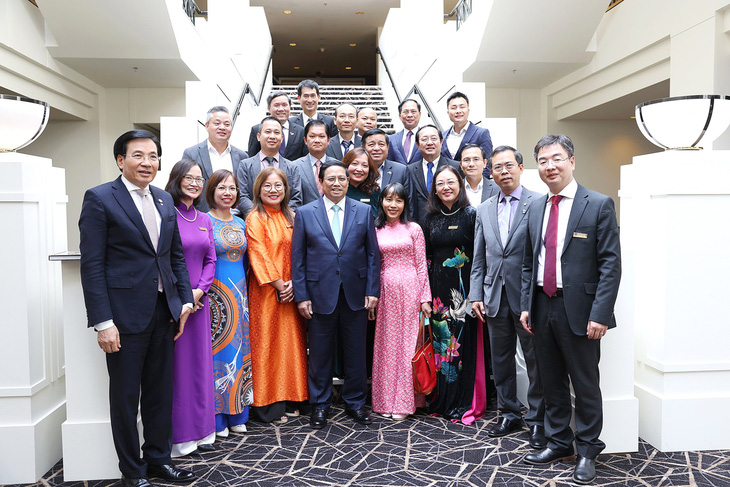 Thủ tướng Phạm Minh Chính chụp ảnh cùng lãnh đạo Hội trí thức - chuyên gia Việt Nam tại Úc ngày 9-3 - Ảnh: DƯƠNG GIANG