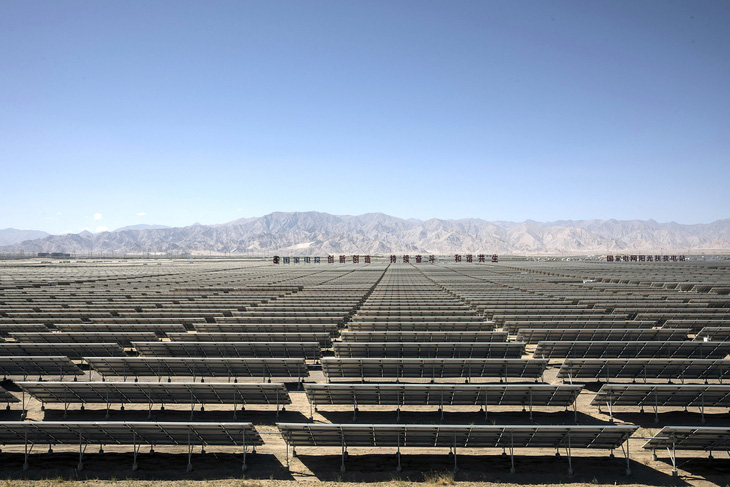 Một trang trại điện mặt trời của Công ty phát triển thủy điện Hoàng Hà, đơn vị thuộc Tập đoàn đầu tư điện lực quốc gia của Trung Quốc ở tỉnh Thanh Hải (Trung Quốc) - Ảnh: Bloomberg