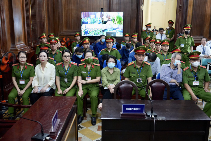 Bà Trương Mỹ Lan và các bị cáo khác tại tòa - Ảnh: HỮU HẠNH