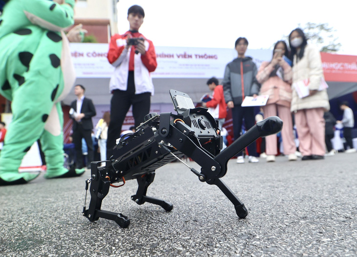 Một con robot do các sinh viên Học viện Công nghệ bưu chính viễn thông chế tạo được trưng bày trong chương trình tư vấn tuyển sinh - hướng nghiệp năm 2024 - Ảnh: NGUYỄN KHÁNH
