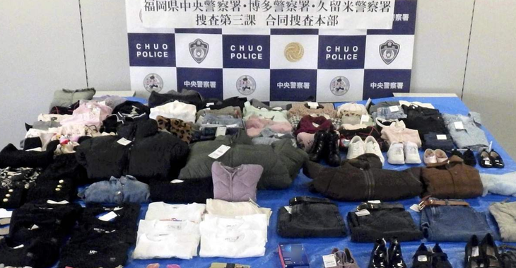 Số quần áo bị ăn cắp được cảnh sát Nhật tịch thu - Ảnh: CẢNH SÁT FUKUOKA