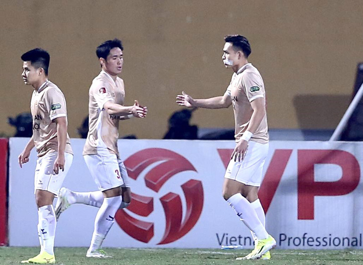 Bùi Hoàng Việt Anh (CLB Công An Hà Nội, bìa phải), bị rách môi phải nhập viện tại vòng 13 V-League - Ảnh: HOÀNG TÙNG