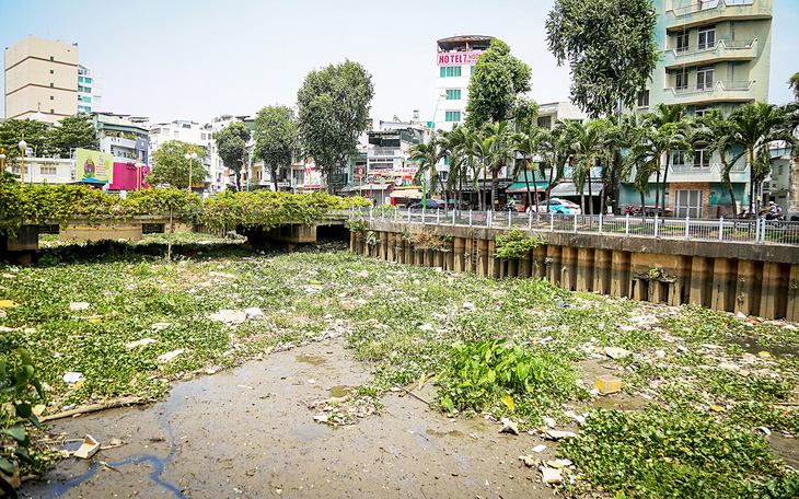 Tiếp tục thu gom rác dồn ứ trên kênh Nhiêu Lộc - Thị Nghè trong khi chờ ký hợp đồng