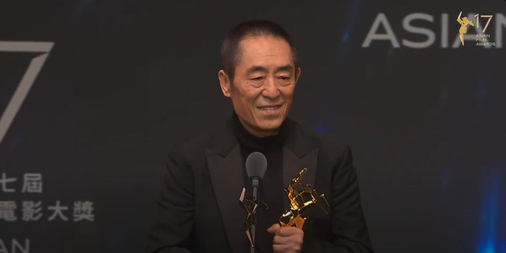 Khoảnh khắc Trương Nghệ Mưu nhận giải thưởng Phim châu Á có doanh thu cao nhất năm 2023 cho bộ phim Full River Red (Mãn giang hồng)