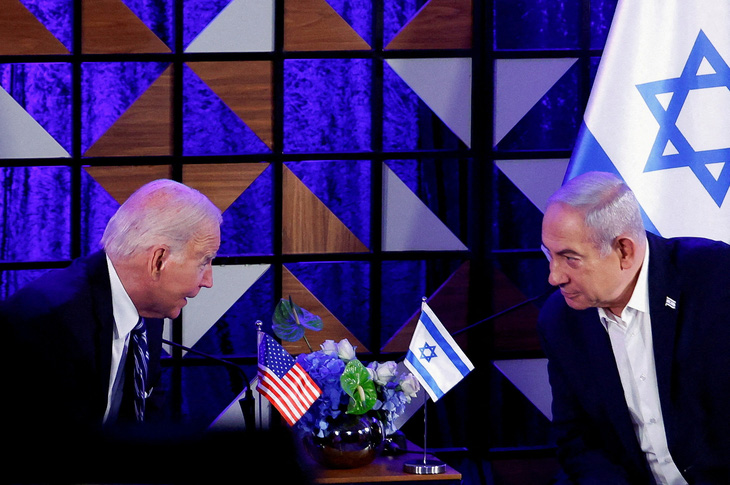 Tổng thống Mỹ Joe Biden và Thủ tướng Israel Benjamin Netanyahu gặp nhau tại Tel Aviv hồi tháng 10-2023 - Ảnh: REUTERS