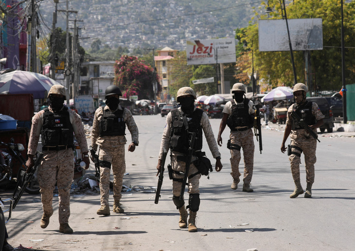 Cảnh sát Haiti tuần tra đường phố thủ đô Port-au-Prince hôm 8-3 giữa một loạt bạo lực băng đảng lan rộng - Ảnh: REUTERS