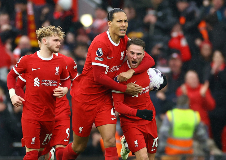 Niềm vui của các cầu thủ Liverool sau khi tìm được bàn gỡ vào lưới Liverpool - Ảnh: REUTERS