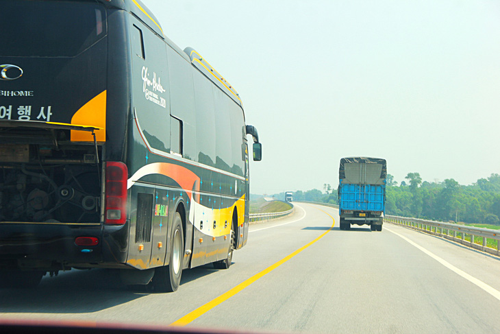 Xe khách lấn làn thường xuyên trên tuyến cao tốc Cam Lộ - La Sơn - Hòa Liên - Ảnh: TRƯỜNG TRUNG